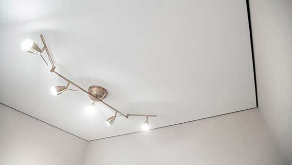 Чем тканевые потолки отличаются от ПВХ?