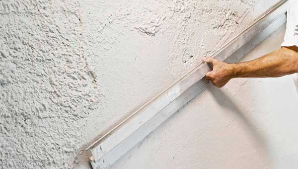 Как правильно штукатурить стены новичку