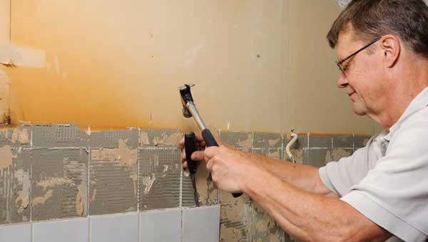 Как правильно сбить старую плитку со стен