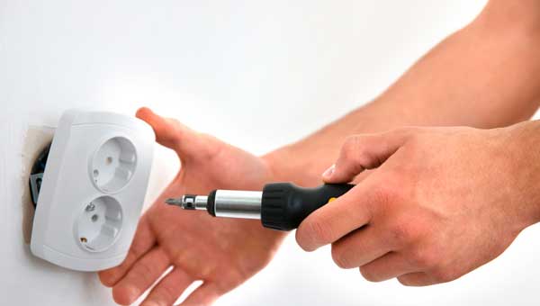 Как поменять розетку без электрика