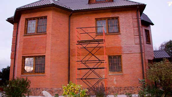 Почему важна очистка фасадов защита и методы очистки фасадов