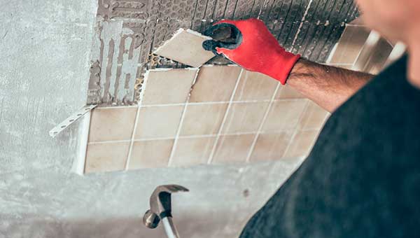 Процесс демонтажа кафельной плитки