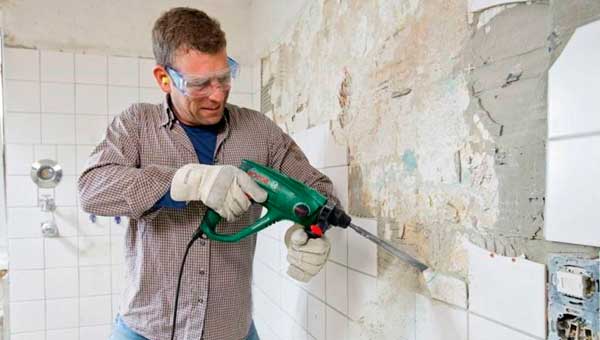 Как демонтировать кафельную плитку со стен