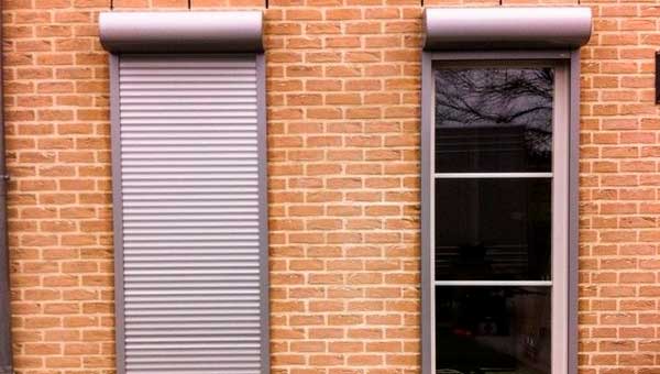 Плюсы установки защитных ролет на двери