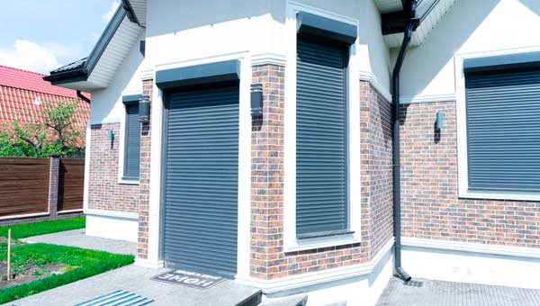 Плюсы и минусы установки защитных ролет на двери