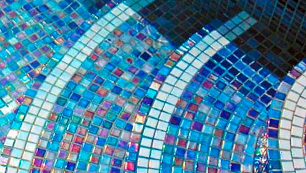 Укладка стеклянной мозаики