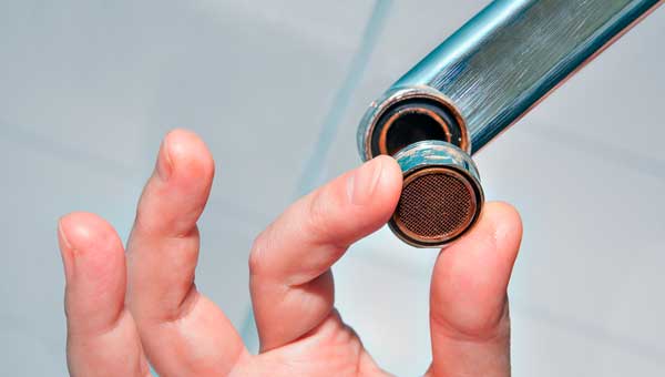 прочистить засорившийся кухонный кран