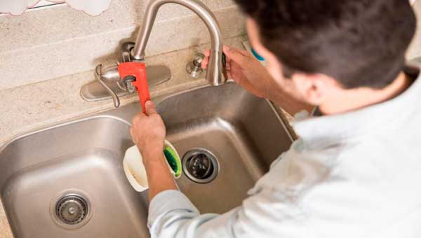 прочистить засорившийся кухонный кран