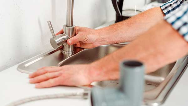 Как прочистить засорившийся кухонный кран