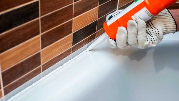 заполнение швов в ванной