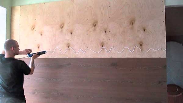 Как приклеить ламинат к стенам