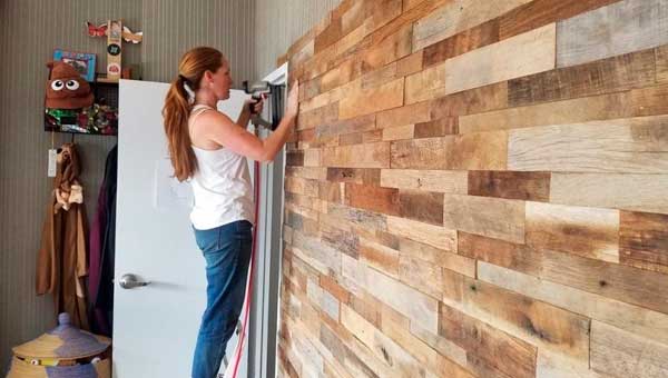 Как самостоятельно приклеить ламинат к стенам