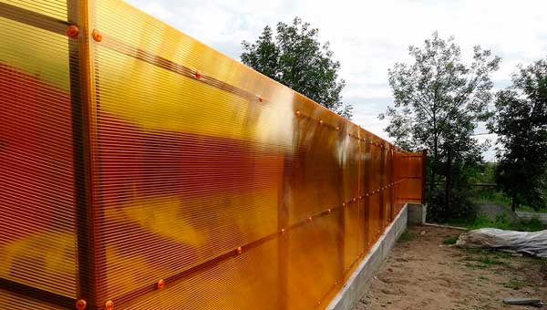 забор из поликарбоната