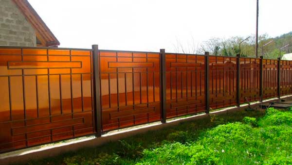 Достоинства заборов из поликарбоната