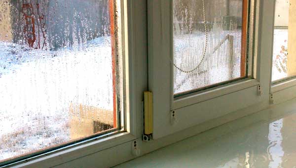 Причины возникновения конденсата на окнах