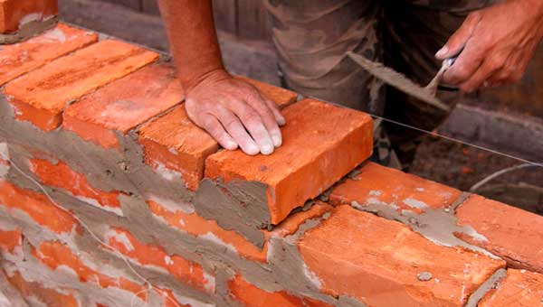 Особенности красного полнотелого кирпича - характеристики состав и производство