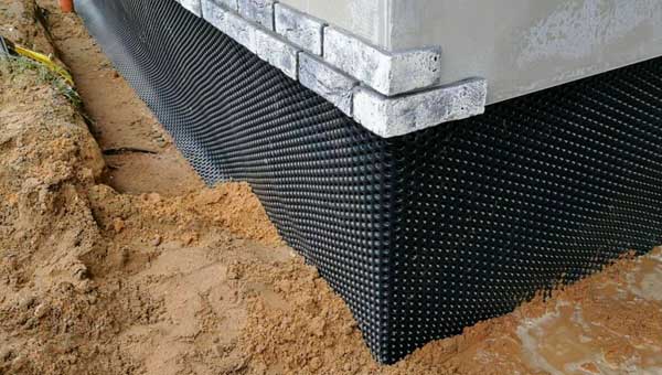 Процесс установки геомембраны